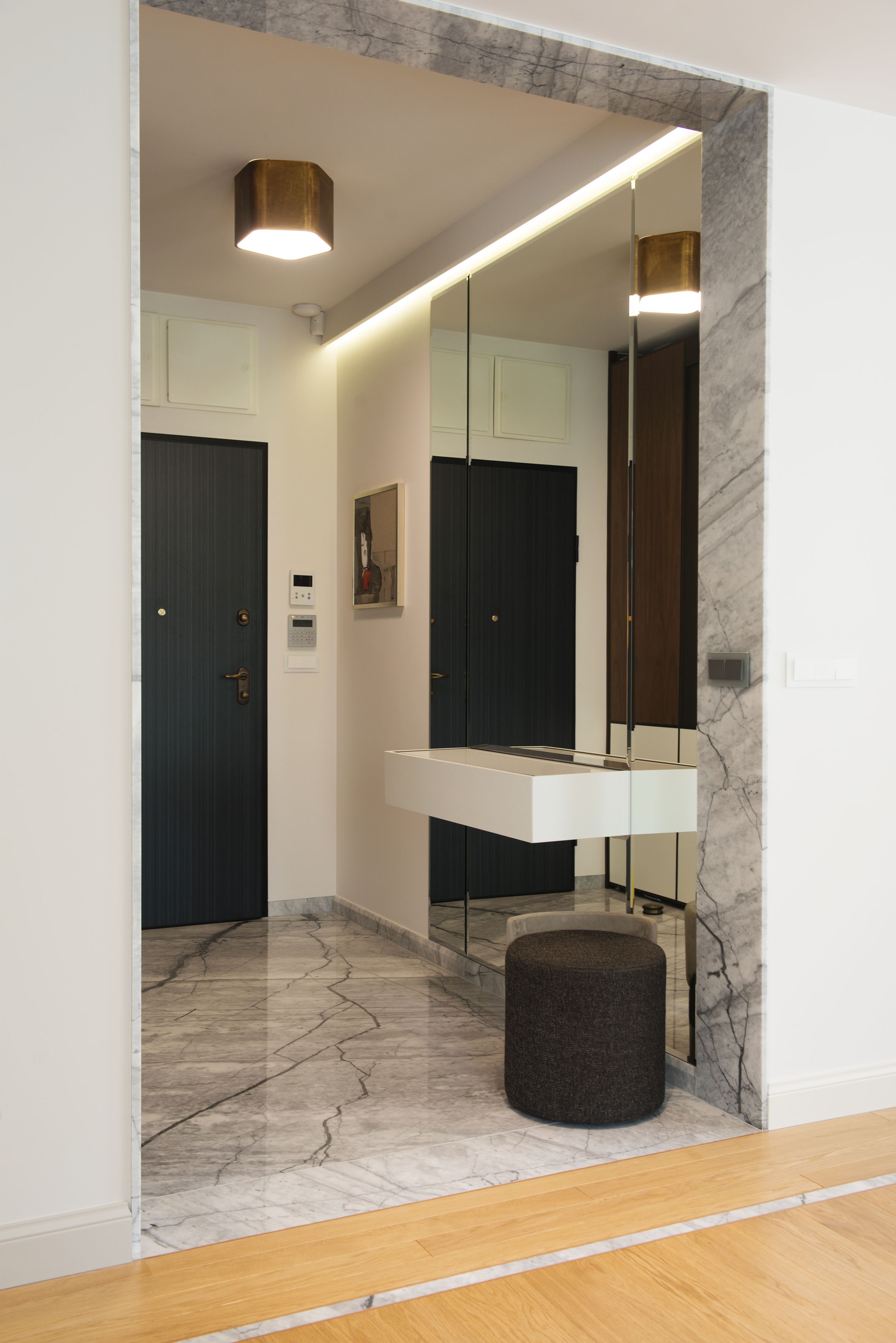 Pojemna szafa naszego projektu, pomieści między innymi wiele okryć wierzchnich.